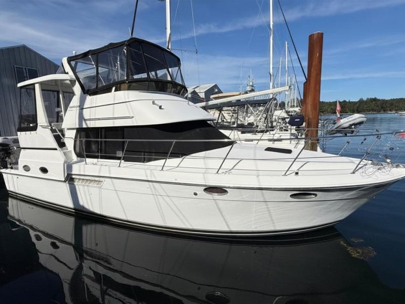 2001 Carver 404 Cockpit Motor Yacht | 40ft